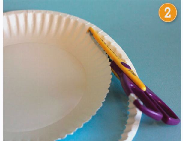 Обрежьте края бумажной тарелки