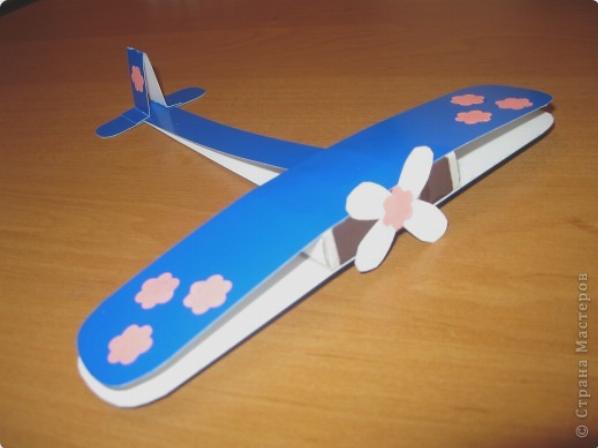Очень красивый самолет с винтом-цветочком